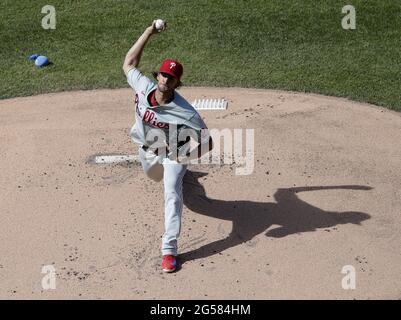 Queens, États-Unis. 25 juin 2021. Philadelphie Phillies départ lanceur Aaron Nola lance un terrain dans le premier repas contre les mets de New York à Citi Field le vendredi 25 juin 2021 à New York. Photo de John Angelillo/UPI crédit: UPI/Alay Live News Banque D'Images