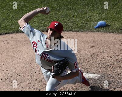 Queens, États-Unis. 25 juin 2021. Philadelphie Phillies départ lanceur Aaron Nola lance un terrain dans le 4ème repas contre les mets de New York à Citi Field le vendredi 25 juin 2021 à New York. Photo de John Angelillo/UPI crédit: UPI/Alay Live News Banque D'Images