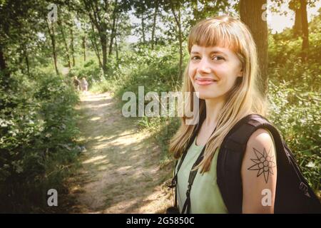 Femme qui fait de la randonnée dans la forêt le long d'un sentier de dunes au parc national d'Indiana Dunes. Banque D'Images