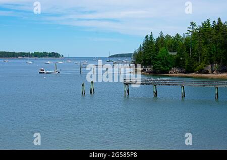 Variété de bateaux amarrés sur les eaux bleu calme d'un port du Maine sous un ciel bleu avec quelques nuages cirrus -04 Banque D'Images