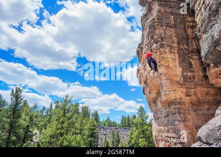 Homme escalade à “The Pit” dans Sandy’s Canyon, Flagstaff, Arizona, États-Unis Banque D'Images