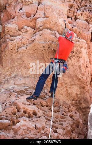 Homme escalade à “The Pit” dans Sandy’s Canyon, Flagstaff, Arizona, États-Unis Banque D'Images