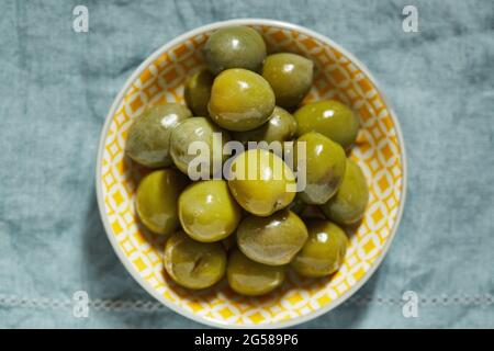 Vue en hauteur sur les olives vertes dans le bol Banque D'Images