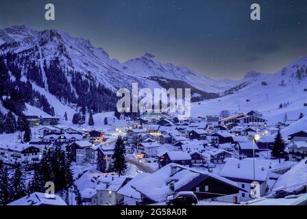 Italie, Dolomites, Alta Badia, Village couvert de neige dans la vallée de la montagne au crépuscule Banque D'Images