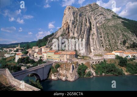 France, Provence, Sisteron, Rocher de la Baume avec village près de la Durance Banque D'Images