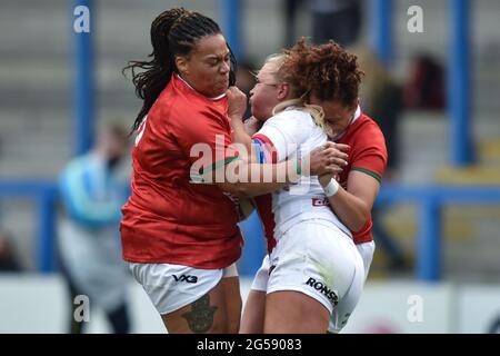 Warrington, Royaume-Uni. 25 juin 2021. Rafiuke Taylor, du pays de Galles, et Danyelle Dinapili, du pays de Galles, dans le Tackle à Warrington, au Royaume-Uni, le 6/25/2021. (Photo de Richard long/ RL Photography/News Images/Sipa USA) crédit: SIPA USA/Alay Live News Banque D'Images