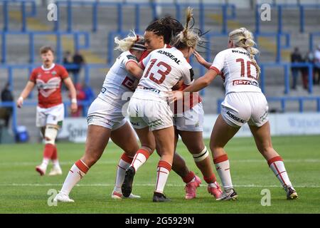 Warrington, Royaume-Uni. 25 juin 2021. Danyelle Dinaploi, du pays de Galles, dans le Tackle à Warrington, au Royaume-Uni, le 6/25/2021. (Photo de Richard long/ RL Photography/News Images/Sipa USA) crédit: SIPA USA/Alay Live News Banque D'Images