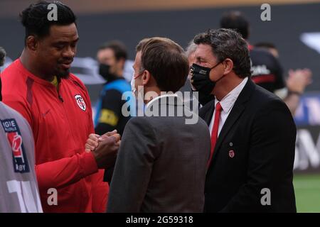 Paris, France. 26 juin 2021. Présentation des joueurs à Emmanuel Macron Président de la République française lors de la finale du championnat français de rugby Top 14 entre le Stade Toulousain et le Stade Rocelais au Stade de France à Saint Denis - France.Toulouse a gagné 18:8 et devient champion français de rugby pour la 21e fois. Crédit : Pierre Stevenin/ZUMA Wire/Alay Live News Banque D'Images