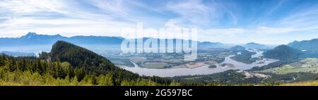 Vue panoramique sur la vallée du Fraser depuis le sommet de la montagne Banque D'Images