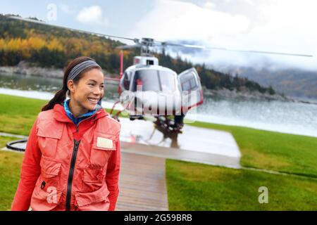 Hélicoptère femme touriste en vol sur l'excursion. Femme asiatique passager de croisière sur la côte activité faisant un tour en hélicoptère Banque D'Images