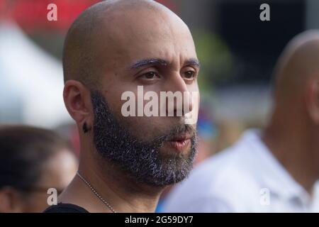 portrait d'un homme barbu pendant le festival de la fierté de montréal Banque D'Images