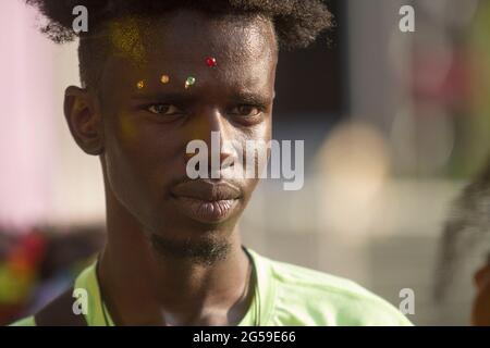 portrait d'un homme noir pendant le festival de la fierté de montréal Banque D'Images