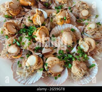 de la viande de pétoncle fraîche à la vapeur sur la coquille de l'assiette, prête à manger Banque D'Images