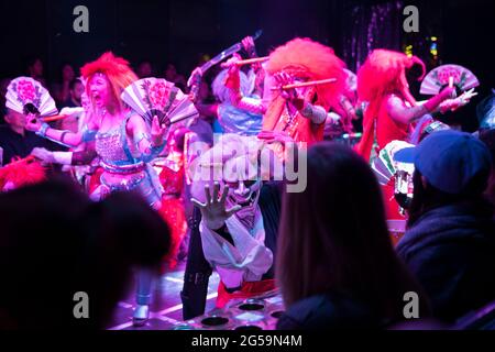 Artistes dans un spectacle au robot Restaurant à Tokyo, Japon Banque D'Images