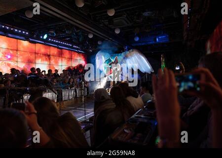 Un interprète sur un robot géant lors d'un spectacle au restaurant robot à Tokyo, au Japon Banque D'Images