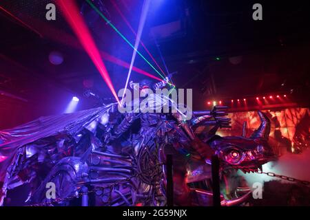 Un interprète dans un spectacle au restaurant robot à Tokyo, au Japon Banque D'Images