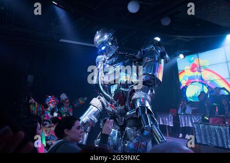 Un robot performant lors d'un spectacle au restaurant robot à Tokyo, au Japon Banque D'Images