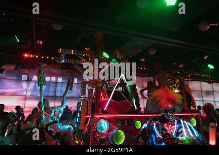 Artistes dans un spectacle au robot Restaurant à Tokyo, Japon Banque D'Images
