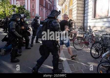 La police anti-émeute procède à l'arrestation de membres d'un groupe d'extrême-droite appelé Yellow Vest après avoir affronté les manifestants lors d'une manifestation antigouvernementale et d'une autre célébration de la Journée nationale à Ljubljana. Alors que la Slovénie célébrait son 30e anniversaire le jour de la création de l'Etat, le 25 juin 2021, une manifestation antigouvernementale massive et une autre célébration de la Journée de la création de l'Etat ont eu lieu à quelques centaines de mètres seulement de la célébration officielle du gouvernement du Premier ministre Janez Jansa. Des syndicats de travailleurs, des artistes, des musiciens et des leaders de l'opposition se sont joints aux manifestants. Beaucoup de politi notable Banque D'Images