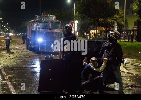 Bogota, Colombie. 22 juin 2021. Les membres de la première ligne affrontent la police anti-émeute pendant la manifestation. La violence policière contre les manifestants continue d'augmenter. Le 23 juin, des manifestations massives et prolongées ont éclaté au sujet de l'assassinat de deux jeunes hommes dans deux endroits différents de la capitale. (Photo par Antonio Cascio/SOPA Images/Sipa USA) crédit: SIPA USA/Alay Live News Banque D'Images