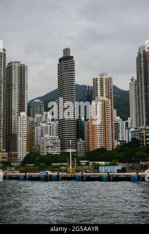 Vue sur Sheung WAN depuis le port de Victoria à Hong Kong. Banque D'Images