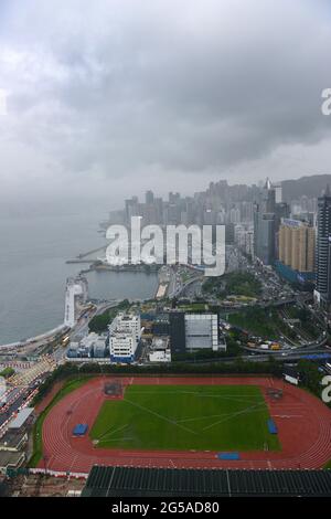 Vue aérienne du terrain de sport WAN Chai, de Causeway Bay et de North point à Hong Kong. Banque D'Images