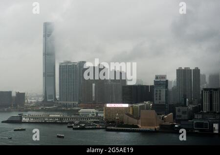 Vue sur le quartier de Kowloon occidental par temps de pluie. Banque D'Images