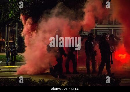 Bogota, Colombie. 22 juin 2021. Police anti-émeute vue pendant la confrontation avec les manifestants. La violence policière contre les manifestants continue d'augmenter. Le 23 juin, des manifestations massives et prolongées ont éclaté au sujet de l'assassinat de deux jeunes hommes dans deux endroits différents de la capitale. Crédit : SOPA Images Limited/Alamy Live News Banque D'Images