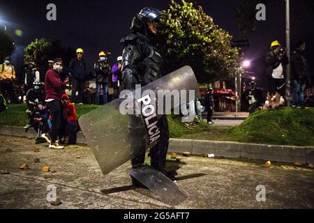 Bogota, Colombie. 22 juin 2021. Une police anti-émeute avec son bouclier cassé vu pendant la manifestation. La violence policière contre les manifestants continue d'augmenter. Le 23 juin, des manifestations massives et prolongées ont éclaté au sujet de l'assassinat de deux jeunes hommes dans deux endroits différents de la capitale. Crédit : SOPA Images Limited/Alamy Live News Banque D'Images