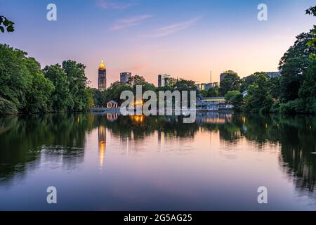 Midtown Atlanta, Géorgie, gratte-ciel au crépuscule depuis le lac Clara Meer dans Piedmont Park. (ÉTATS-UNIS) Banque D'Images