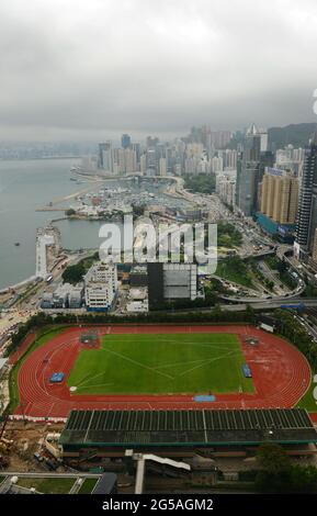 Vue aérienne du terrain de sport WAN Chai, de Causeway Bay et de North point à Hong Kong. Banque D'Images