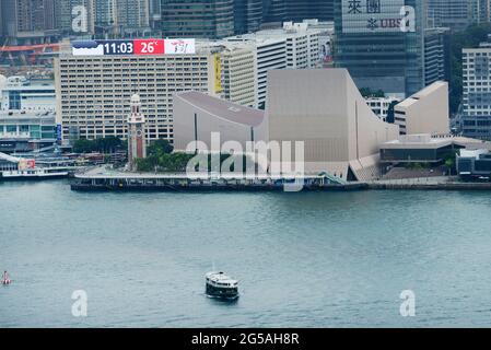 Vue sur le front de mer de TST avec l'édifice du centre culturel et l'ancienne tour de l'horloge ferroviaire de Kowloon-Canton. Kowloon, Hong Kong. Banque D'Images