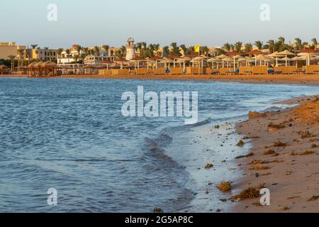 Plage de sable sur la mer Rouge dans la ville de Sharm El Sheikh en Egypte avec des hôtels de luxe sur le fond Banque D'Images