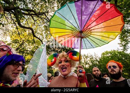 New York, États-Unis. 25 juin 2021. Des centaines de Drag Queens et Kings ont rempli les rues pour la 27e édition annuelle de New York City Drag March, une manifestation annuelle de Drag et une marche de visibilité qui a lieu le 25 juin 2021 comme un coup d'envoi au NYC Pride Weekend, coïncidant en amont de la NYC Pride March, Les deux manifestations commémorent les émeutes de 1969 à l'auberge Stonewall, largement considéré comme l'événement pivot qui a déclenché le mouvement de libération gay, et la lutte moderne pour les droits LGBT. (Photo par Erik McGregor/Sipa USA) crédit: SIPA USA/Alay Live News Banque D'Images