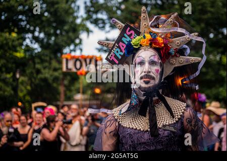 New York, États-Unis. 25 juin 2021. Des centaines de Drag Queens et Kings ont rempli les rues pour la 27e édition annuelle de New York City Drag March, une manifestation annuelle de Drag et une marche de visibilité qui a lieu le 25 juin 2021 comme un coup d'envoi au NYC Pride Weekend, coïncidant en amont de la NYC Pride March, Les deux manifestations commémorent les émeutes de 1969 à l'auberge Stonewall, largement considéré comme l'événement pivot qui a déclenché le mouvement de libération gay, et la lutte moderne pour les droits LGBT. (Photo par Erik McGregor/Sipa USA) crédit: SIPA USA/Alay Live News Banque D'Images