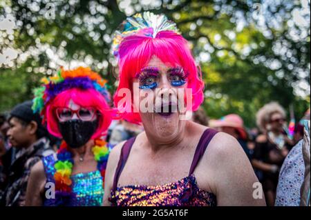 New York, États-Unis. 25 juin 2021. Des centaines de Drag Queens et Kings ont rempli les rues pour la 27e édition annuelle de New York City Drag March, une manifestation annuelle de Drag et une marche de visibilité qui a lieu le 25 juin 2021 comme un coup d'envoi au NYC Pride Weekend, coïncidant en amont de la NYC Pride March, Les deux manifestations commémorent les émeutes de 1969 à l'auberge Stonewall, largement considéré comme l'événement pivot qui a déclenché le mouvement de libération gay, et la lutte moderne pour les droits LGBT. (Photo par Erik McGregor/Sipa USA) crédit: SIPA USA/Alay Live News Banque D'Images