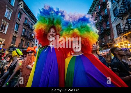 New York, États-Unis. 25 juin 2021. Des centaines de Drag Queens et Kings ont rempli les rues pour la 27e édition annuelle de New York City Drag March, une manifestation annuelle de Drag et une marche de visibilité qui a lieu le 25 juin 2021 comme un coup d'envoi au NYC Pride Weekend, coïncidant en amont de la NYC Pride March, Les deux manifestations commémorent les émeutes de 1969 à l'auberge Stonewall, largement considéré comme l'événement pivot qui a déclenché le mouvement de libération gay, et la lutte moderne pour les droits LGBT. (Photo par Erik McGregor/Sipa USA) crédit: SIPA USA/Alay Live News Banque D'Images