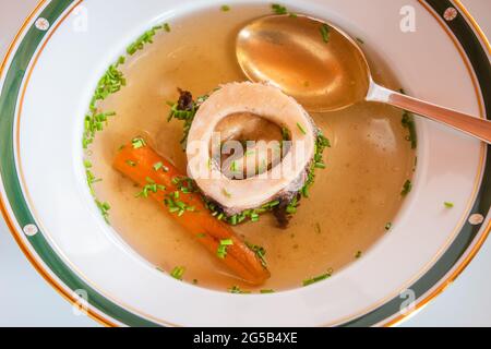 Soupe de bouillon de bœuf à la moelle osseuse, carotte et ciboulette, un style autrichien Banque D'Images