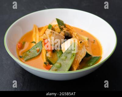 Curry thaï rouge épicé avec poulet et légumes dans un bol Banque D'Images