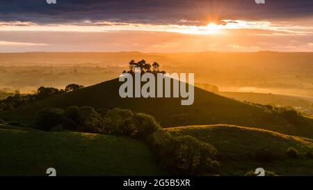 Bridport, Dorset, Royaume-Uni. 26 juin 2021. Météo Royaume-Uni. Un lever de soleil spectaculaire tandis que le soleil brille à travers une rupture dans les nuages au-dessus de Colmers Hill à Bridport dans Dorset. Crédit photo : Graham Hunt/Alamy Live News Banque D'Images