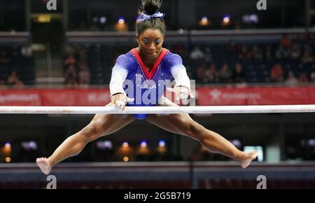 St Louis, États-Unis. 26 juin 2021. Le gymnaste Simone Biles se produit sur les barreaux inégaux au cours du 1er jour des épreuves de gymnastique olympique américaines des femmes au Dome du America's Center à St. Louis le 25 juin 2021. Photo par Bill Greenblatt/UPI crédit: UPI/Alamy Live News crédit: UPI/Alamy Live News Banque D'Images