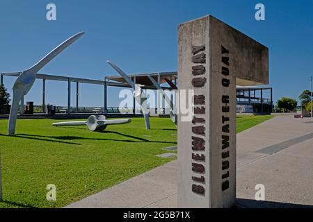 Bluewater Quay sur la rivière Pioneer, Mackay, dans le nord du queensland, en australie, avec une sculpture en hommage aux pêcheurs de baleines Banque D'Images