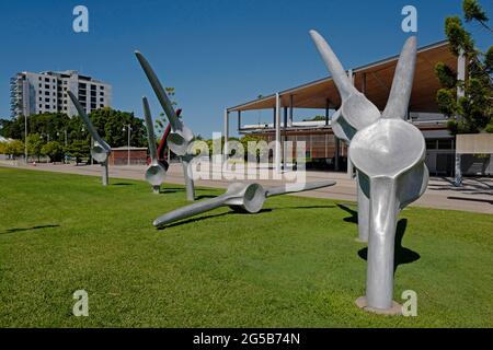 Bluewater Quay sur la rivière Pioneer, Mackay, dans le nord du queensland, en australie, avec une sculpture en hommage aux pêcheurs de baleines Banque D'Images