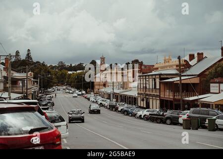 Beechworth, Victoria - 22 décembre 2020 : l'architecture historique de la ruée vers l'or sur la rue principale de Beechworth. Banque D'Images