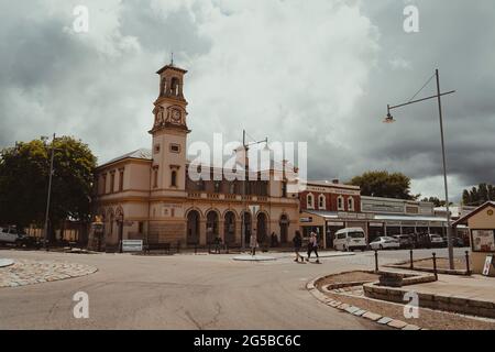 Beechworth, Victoria - 22 décembre 2020 : l'ancien immeuble de la poste avec une tour d'horloge sur la rue principale. Banque D'Images