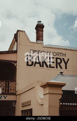 Beechworth, Victoria - 22 décembre 2020 : signalisation sur le côté de l'édifice Beechworth Bakery, sur la rue Camp Banque D'Images