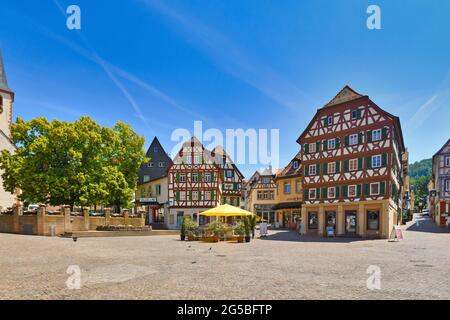 Mosbach, Allemagne - juin 2021: Place du marché avec de belles maisons historiques à pans de bois, le jour ensoleillé Banque D'Images