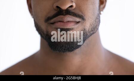 Gros plan de la barbe soignée d'un homme africain de race mixte avec perçage du nez Banque D'Images