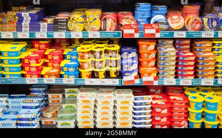 Kaliningrad, Russie - 31 janvier 2021 : fromage sur les étagères des supermarchés. Banque D'Images