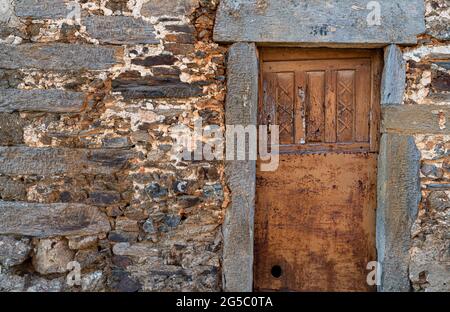 Ancienne porte en bois avec jambage en ardoise Banque D'Images